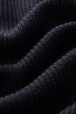 Nahaufnahme des mittelfeinen Patent-Strickmusters in navy des Barena Venezia Rundhalspullover 'Corba Cruna', reine Schurwolle, weicher Griff.