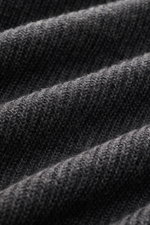 Nahaufnahme des dunkelgrau melierten Barena Venezia Rundhalspullover 'Corba Cruna' mit mittelfeinem Patent-Strickmuster, Strick aus reiner Schurwolle, weicher Griff.
