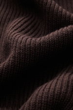 Nahaufnahme des dunkelbraunen Barena Venezia Rundhalspullover 'Corba Cruna' mit mittelfeinem Patent-Strickmuster, fotografiert in Detailansicht, Strick aus reiner Schurwolle, weicher Griff, Slim Fit, Rundhalsausschnitt, elastische Rippbündchen, breite Ärm