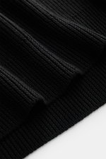 Nahaufnahme des schwarzen Barena Venezia Rundhalspullover 'Corba Cruna' Slim Fit, Strick aus reiner Schurwolle, mittelfeines Patentmuster, weicher Griff, elastische Rippbündchen, breite Ärmelbündchen mit Daumenöffnung, fotografiert aus schräger Perspektiv
