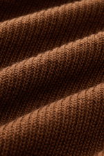 Detailaufnahme des braunen Barena Venezia Rundhalspullover 'Corba Cruna' aus reiner Schurwolle, mittelfeines Patent-Strickmuster, weicher Griff.