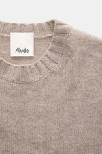 Nahaufnahme des Allude Rundhalspullover beige meliert von oben, Mix aus Wolle und Cashmere, weicher Griff, mittelgrobes Strickbild, Regular Fit, Rundhalsausschnitt, komfortable Rippbündchen.
