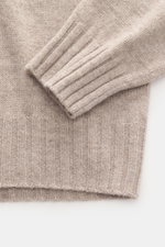 Allude Rundhalspullover beige meliert, Nahaufnahme von Ärmel und Bund, Mix aus Wolle und Cashmere, weicher Griff, mittelgrobes Strickbild, Regular Fit, Rundhalsausschnitt, komfortable Rippbündchen.