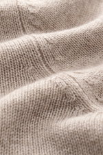 Nahaufnahme des mittelgroben Strickbilds vom Allude Rundhalspullover beige meliert, aufgenommen aus seitlicher Perspektive, mit weichem Griff, Mix aus Wolle und Cashmere, Regular Fit, Rundhalsausschnitt und komfortablen Rippbündchen.