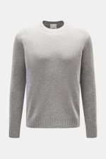 Allude Rundhalspullover grau meliert, frontal fotografiert, Mix aus Wolle und Cashmere, weicher Griff, mittelgrobes Strickbild, Regular Fit, Rundhalsausschnitt, komfortable Rippbündchen.