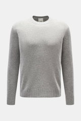 Allude Rundhalspullover grau meliert, frontal fotografiert, Mix aus Wolle und Cashmere, weicher Griff, mittelgrobes Strickbild, Regular Fit, Rundhalsausschnitt, komfortable Rippbündchen.