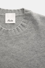 Allude Rundhalspullover grau meliert, Nahaufnahme aus seitlicher Vogelperspektive, Mix aus Wolle und Cashmere, weicher Griff, mittelgrobes Strickbild, Regular Fit, Rundhalsausschnitt, komfortable Rippbündchen.