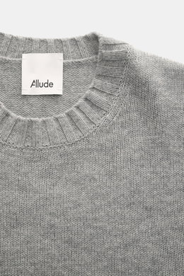 Allude Rundhalspullover grau meliert, Nahaufnahme aus seitlicher Vogelperspektive, Mix aus Wolle und Cashmere, weicher Griff, mittelgrobes Strickbild, Regular Fit, Rundhalsausschnitt, komfortable Rippbündchen.