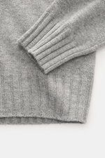 Allude Rundhalspullover grau meliert aus Wolle und Cashmere, Detailaufnahme von Ärmel und Bund, weicher Griff, mittelgrobes Strickbild, Regular Fit, Rundhalsausschnitt, komfortable Rippbündchen.