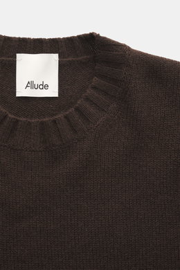 Nahaufnahme von Allude Rundhalspullover dunkelbraun mit Rundhalsausschnitt, komfortablen Rippbündchen, Regular Fit, mittelgrobes Strickbild, weicher Griff, Mix aus Wolle und Cashmere, von oben fotografiert.