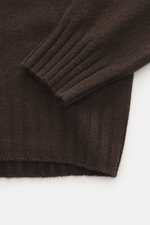 Nahaufnahme des Allude Rundhalspullover dunkelbraun von oben, Mix aus Wolle und Cashmere, weicher Griff, mittelgrobes Strickbild, Regular Fit, Rundhalsausschnitt, komfortable Rippbündchen.
