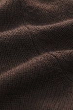 Nahaufnahme des Allude Rundhalspullover dunkelbraun aus mittlerem Strickbild, weich mit Mix aus Wolle und Cashmere, fotografiert aus Frontperspektive.