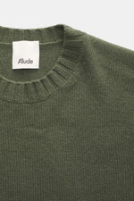 Nahaufnahme des Allude Rundhalspullover dunkelgrün von oben, Mix aus Wolle und Cashmere, weicher Griff, mittelgrobes Strickbild, Regular Fit, Rundhalsausschnitt, komfortable Rippbündchen.