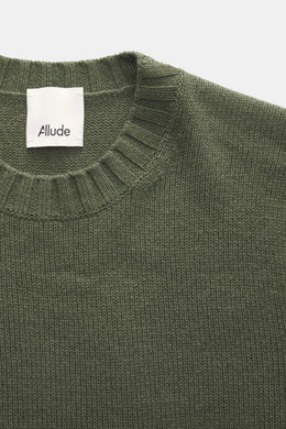 Nahaufnahme des Allude Rundhalspullover dunkelgrün von oben, Mix aus Wolle und Cashmere, weicher Griff, mittelgrobes Strickbild, Regular Fit, Rundhalsausschnitt, komfortable Rippbündchen.