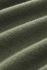 Nahaufnahme des mittelgroben Strickbilds des Allude Rundhalspullover dunkelgrün, Mix aus Wolle und Cashmere, weicher Griff, Regular Fit, Rundhalsausschnitt, komfortable Rippbündchen, frontal fotografiert.