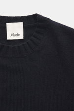 Nahaufnahme des Allude Rundhalspullover navy von oben, Mix aus Wolle und Cashmere, weicher Griff, mittelgrobes Strickbild, Regular Fit, Rundhalsausschnitt, komfortable Rippbündchen.