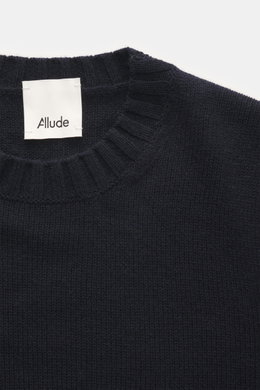 Nahaufnahme des Allude Rundhalspullover navy von oben, Mix aus Wolle und Cashmere, weicher Griff, mittelgrobes Strickbild, Regular Fit, Rundhalsausschnitt, komfortable Rippbündchen.