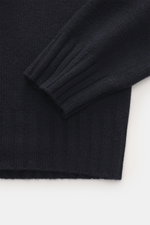 Nahaufnahme des Allude Rundhalspullover navy von oben, mittleres Strickbild, weicher Griff, Mix aus Wolle und Cashmere, Regular Fit mit Rundhalsausschnitt und Rippbündchen.