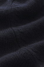 Nahaufnahme des Allude Rundhalspullover navy aus der Vogelperspektive, mitteldickes Strickbild, weicher Griff, Mix aus Wolle und Cashmere, Regular Fit mit Rundhalsausschnitt und komfortablen Rippbündchen.