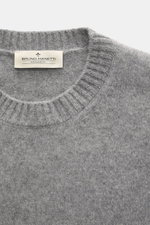 Bruno Manetti Cashmere Rundhalspullover grau meliert, Nahaufnahme von oben, weicher Griff, feines Strickbild, Extra Slim Fit, Rippbündchen.
