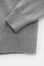Bruno Manetti Cashmere Rundhalspullover grau meliert, Detailaufnahme von Ärmel und Bund, reiner Cashmere, weicher Griff, feines Strickbild, Extra Slim Fit, Rundhalsausschnitt, Rippbündchen.