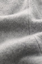 Bruno Manetti Cashmere Rundhalspullover grau meliert, Detailaufnahme der feinen Strickqualität, weicher Griff, aus nächster Nähe sichtbar.