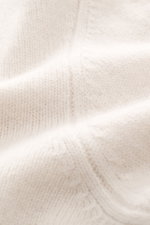 Detailaufnahme des Bruno Manetti Cashmere Rundhalspullover sand, weiches feines Strickbild, reiner Cashmere, Extra Slim Fit, Rundhalsausschnitt, Rippbündchen.