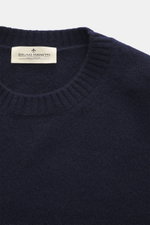 Nahaufnahme des Bruno Manetti Cashmere Rundhalspullover navy von oben fotografiert, reiner Cashmere, weicher Griff, feines Strickbild, Extra Slim Fit, Rundhalsausschnitt, Rippbündchen.
