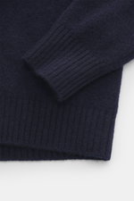 Nahaufnahme des Bruno Manetti Cashmere Rundhalspullover navy, Fokus auf weichen, fein gestrickten Ärmel mit Rippbündchen, aus reiner Cashmere-Qualität.
