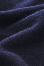 Nahaufnahme des weichen, feinstrickigen Stoffes des Bruno Manetti Cashmere Rundhalspullover navy aus reiner Cashmere-Qualität, Detailansicht.