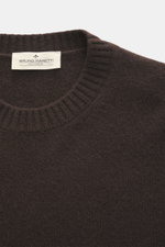 Bruno Manetti Cashmere Rundhalspullover dunkelbraun, nah von oben fotografiert, weicher Griff, feines Strickbild, Extra Slim Fit, Rippbündchen, reiner Cashmere.