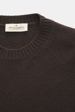 Bruno Manetti Cashmere Rundhalspullover dunkelbraun, nah von oben fotografiert, weicher Griff, feines Strickbild, Extra Slim Fit, Rippbündchen, reiner Cashmere.