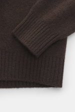 Nahaufnahme des dunkelbraunen Bruno Manetti Cashmere Rundhalspullover von oben fotografiert, zeigt feines Strickbild, weichen Griff und komfortable Rippbündchen.