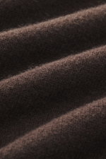 Nahaufnahme des weichen Stoffes vom Bruno Manetti Cashmere Rundhalspullover dunkelbraun, feines Strickbild, flauschige Textur aus reiner Cashmerequalität.