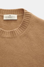 Nahaufnahme des Bruno Manetti Cashmere Rundhalspullover beige mit Rundhalsausschnitt, feinem Strickbild, weichem Griff und Rippbündchen, fotografiert von oben.