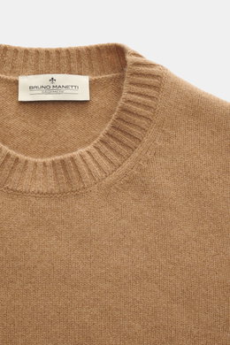 Nahaufnahme des Bruno Manetti Cashmere Rundhalspullover beige mit Rundhalsausschnitt, feinem Strickbild, weichem Griff und Rippbündchen, fotografiert von oben.