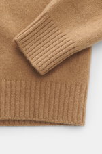 Nahaufnahme des Bruno Manetti Cashmere Rundhalspullover beige, Detailansicht von Ärmel und Bund, feines Strickbild, Rippbündchen, weicher Griff.