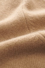 Nahaufnahme des feinen Strickbilds vom Bruno Manetti Cashmere Rundhalspullover beige, gefertigt aus reinem, sehr weichem Cashmere mit Extra Slim Fit, Rundhalsausschnitt und komfortablen Rippbündchen, fotografiert aus schräger Perspektive.