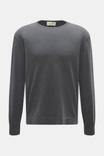Frontale Nahaufnahme des Officine Générale Merino Rundhalspullover graublau meliert aus reiner Merinowolle mit feinem Strickbild, Regular Fit, Rundhalsausschnitt und komfortablen Rippbündchen, luxuriöses Basic für kühle Tage.