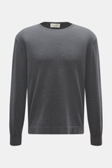 Frontale Nahaufnahme des Officine Générale Merino Rundhalspullover graublau meliert aus reiner Merinowolle mit feinem Strickbild, Regular Fit, Rundhalsausschnitt und komfortablen Rippbündchen, luxuriöses Basic für kühle Tage.