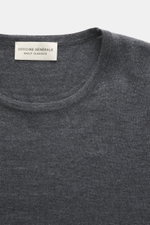Officine Générale Merino Rundhalspullover graublau meliert, Nahaufnahme von oben, feines Strickbild, Rundhalsausschnitt, Rippbündchen, reine Merinowolle
