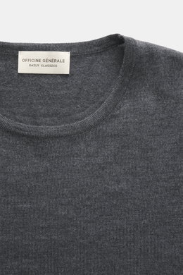 Officine Générale Merino Rundhalspullover graublau meliert, Nahaufnahme von oben, feines Strickbild, Rundhalsausschnitt, Rippbündchen, reine Merinowolle