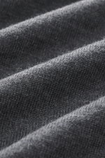 Nahaufnahme des feinen Strickbilds und der weichen Merinowolle des graublau melierten Officine Générale Merino Rundhalspullovers.