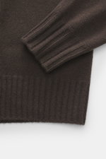 Nahaufnahme des FTC Cashmere Rundhalspullover dunkelbraun von oben fotografiert, zeigt weiches, mittelfeines Strickbild und komfortable Rippbündchen.