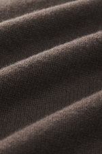 Nahaufnahme des weichen, mittelfeinen Strickbilds des FTC Cashmere Rundhalspullover dunkelbraun aus nachhaltigem, OEKO-TEX®-zertifiziertem Cashmere.