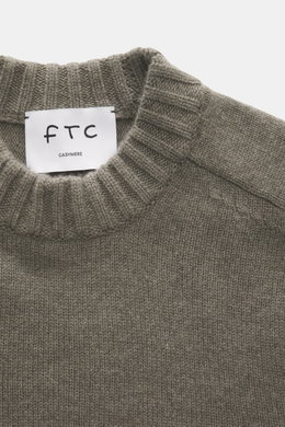 Nahaufnahme des FTC Cashmere Rundhalspullover graugrün meliert von oben, mittelfeines Strickbild, Rundhalsausschnitt, OEKO-TEX®-zertifizierter, nachhaltiger Luxus.