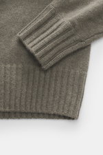 Nahaufnahme des FTC Cashmere Rundhalspullover graugrün meliert, Fokus auf Rippbündchen und mittelfeines Strickbild, nachhaltig und OEKO-TEX®-zertifiziert.
