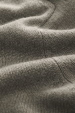 Nahaufnahme aus schräger Perspektive des mittelfeinen Strickbilds des FTC Cashmere Rundhalspullover graugrün meliert aus reinem, OEKO-TEX®-zertifiziertem Cashmere mit weichem Griff und Rippbündchen.