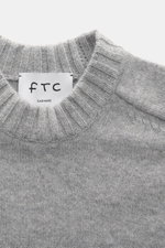 Nahaufnahme des FTC Cashmere Rundhalspullover grau meliert von oben, weicher, OEKO-TEX®-zertifizierter Cashmere mit geripptem Rundhalsausschnitt.