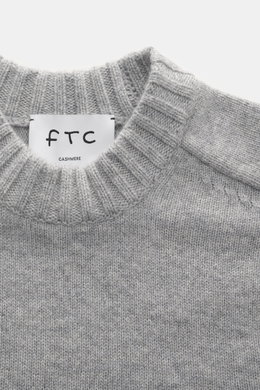 Nahaufnahme des FTC Cashmere Rundhalspullover grau meliert von oben, weicher, OEKO-TEX®-zertifizierter Cashmere mit geripptem Rundhalsausschnitt.